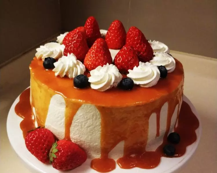 焦糖淋面裱花蛋糕草莓?生日蛋糕