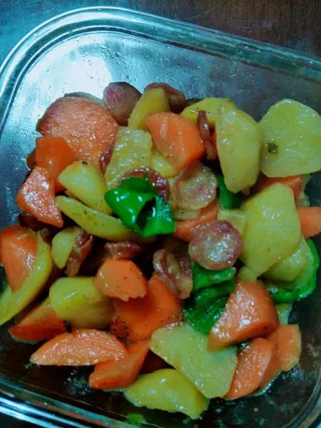胡蘿蔔土豆炒香腸