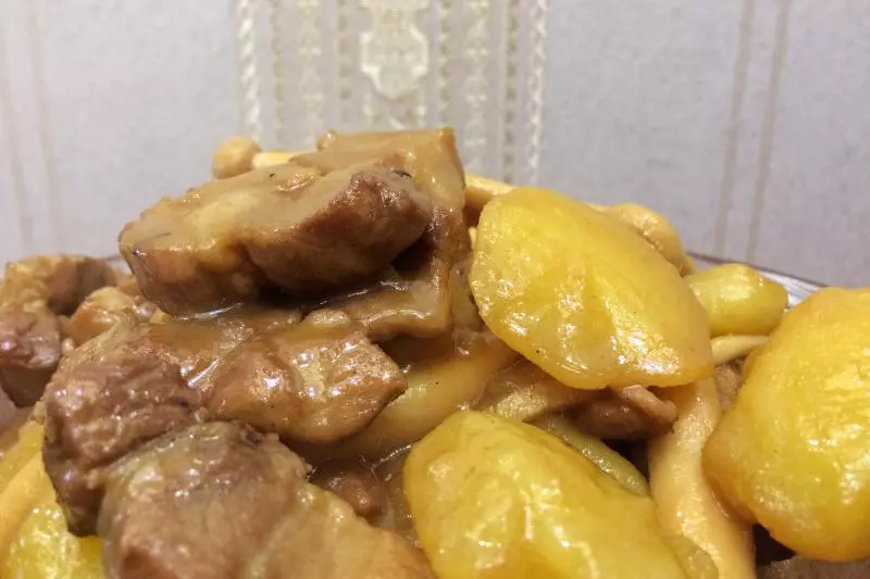 鸡腿蘑炖土豆—老爸家常菜