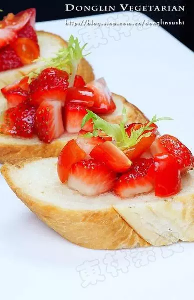 蜜汁番茄草莓面包片