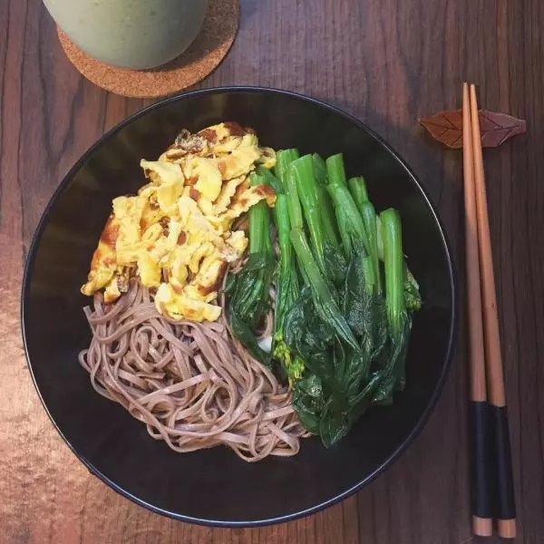 夏日涼拌蕎麥麵