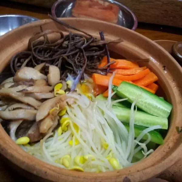 韩式“砂锅”拌饭