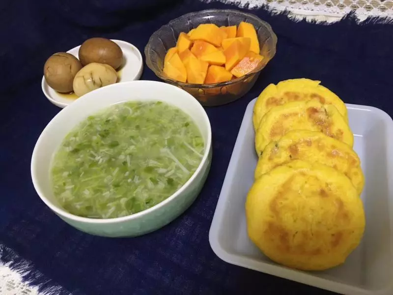 豆苗菜金针菇汤/肉末蔬菜玉米面小饼、自制茶叶蛋