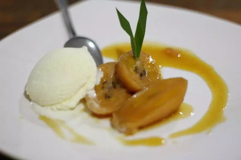 印尼风甜点—棕榈糖炖青香蕉佐冰淇淋（Braised banana saba in palm sugar gravy）