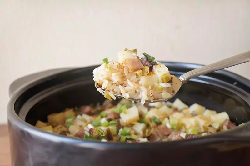腊肉土豆焖饭，砂锅版本也可用电饭煲或铸铁锅煮饭