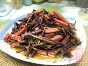 香腸炒蕨菜