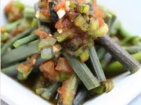 烧辣椒拌蕨菜