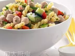 意面沙拉配牛肉丸