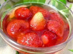 清暑解热：冰冻草莓汤
