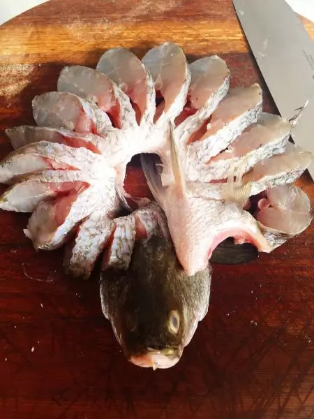 孔雀開屏清蒸魚的詳細做法- 大廚網簡易食譜
